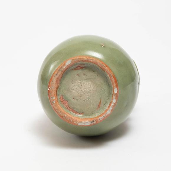Waddington'sA Longquan Celadon Twin-Handled Pear-Shaped Vase, Yuan Dynasty (1279-1368), 元 龍泉青釉雙耳銜環(huán)玉壺春瓶