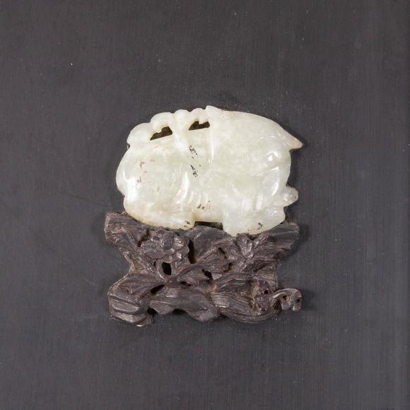 Waddington'sA Jade and Hardstone-Inlaid Black and Gilt-Lacquer Twelve-Panel Floor Screen, Late Qing/Republican Period, 晚清/民國 雕漆嵌寶地屏一套共十二扇