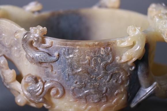 You Need 玉穿雲(yún)龍紋酒器 