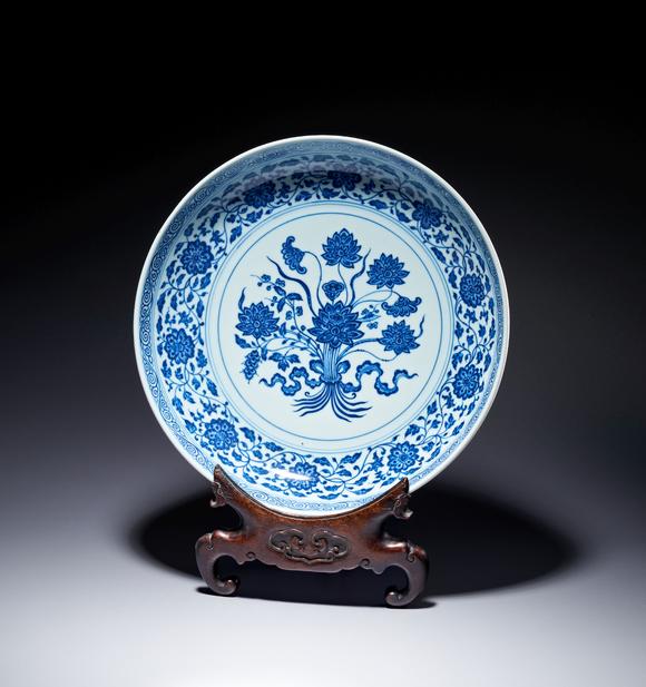 Kew AuctionsA MING-STYLE BLUE AND WHITE LOTUS BOUQUET DISH, YONGZHENG MARK AND PERIOD