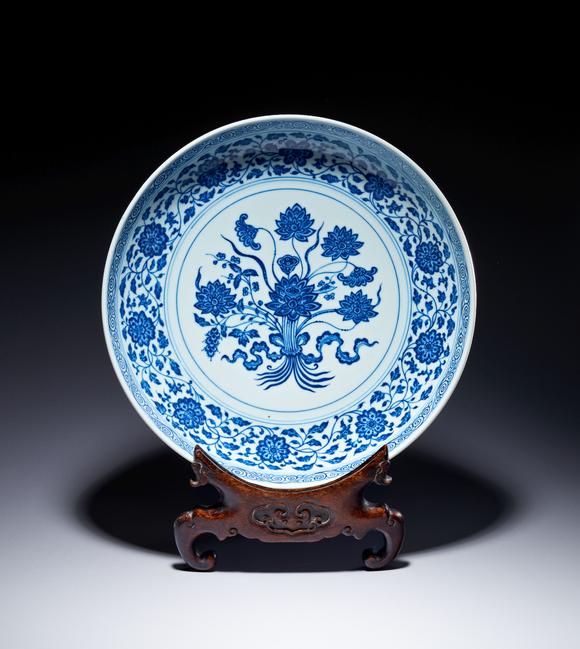 Kew AuctionsA MING-STYLE BLUE AND WHITE LOTUS BOUQUET DISH, YONGZHENG MARK AND PERIOD