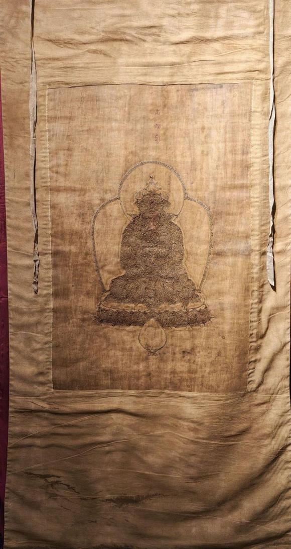 東京SAKURA拍賣(mài)（東京櫻花拍賣(mài)）十八世紀(jì) 黑地描金珍珠堆繡寶冠釋迦牟尼唐卡
