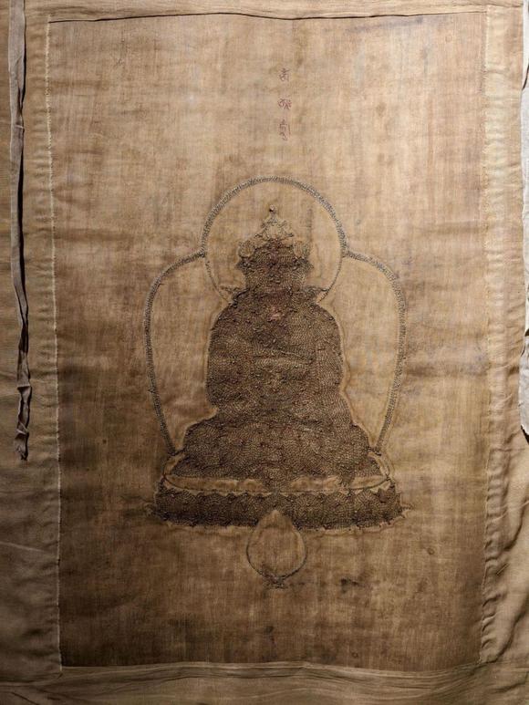 東京SAKURA拍賣(mài)（東京櫻花拍賣(mài)）十八世紀(jì) 黑地描金珍珠堆繡寶冠釋迦牟尼唐卡
