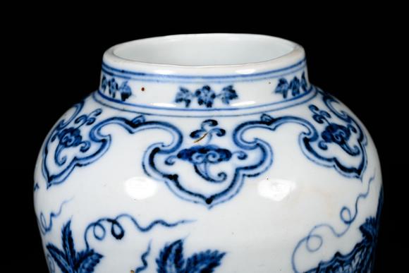 日本勝美商事株式會(huì)社明宣德款青花花鳥(niǎo)葡萄紋罐