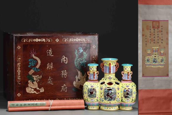 日本松町古美大清乾隆款 黃地洋彩暗刻爬花狩
獵圖鏤空三元轉(zhuǎn)心瓶