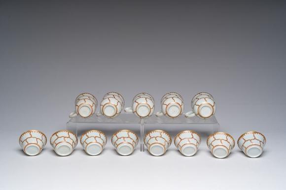 Coronari Auctions BVAn extensive Chinese partly gilt 'butterfly' tea set, Qianlong