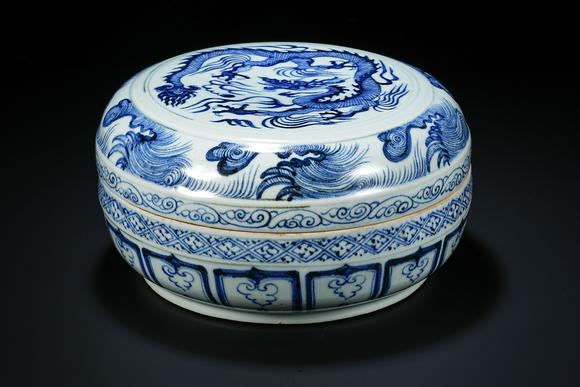 JUBAO HALL AUCTION HOUSE INCPre-Ming Dynasty Underglaze Blue Dragon Pattern Covered Box