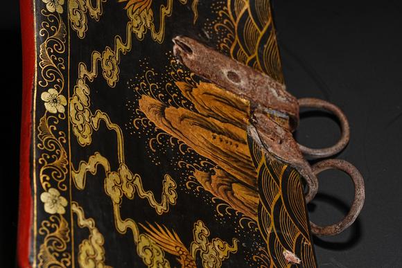 JUBAO HALL AUCTION HOUSE INCQing Dynasty Lacquered Saddle with Sea Wave and Dragon Motifs