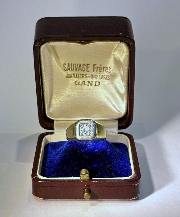 Loeckx AuctioneersMen\'s ring in 18 karat yellow gold with brilliant …