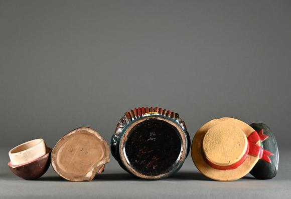 Loeckx AuctioneersCollection: tobacco pots and valet tray (*)…