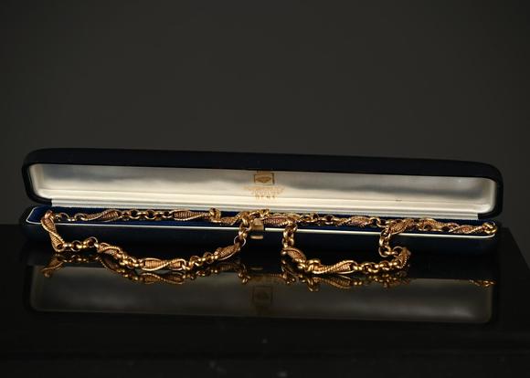 Loeckx AuctioneersA necklace in yellow gold (no hallmarks)…