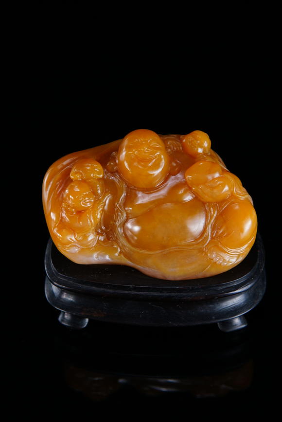 中鴻信壽山田黃石《童子戲彌勒》擺件