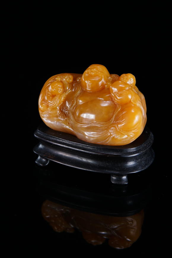 中鴻信壽山田黃石《童子戲彌勒》擺件
