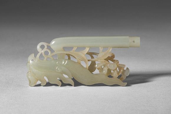 Apollo Art AuctionsMing Dynasty, Ca. AD 1368 - 1644. >
A carved jade hairpin finial depicting a stylised phoenix (fe