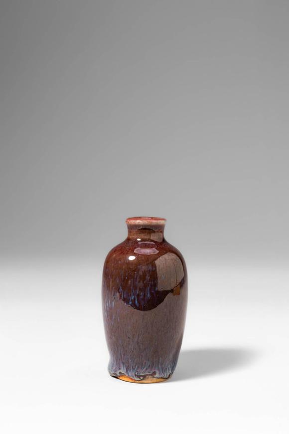 Apollo Art AuctionsMid Qing Dynasty, Ca. 18th century AD. >
A porcelain snuff bottle of ovoid form with a short, sli