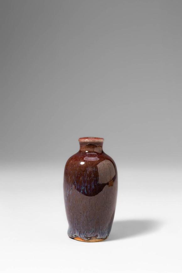 Apollo Art AuctionsMid Qing Dynasty, Ca. 18th century AD. >
A porcelain snuff bottle of ovoid form with a short, sli