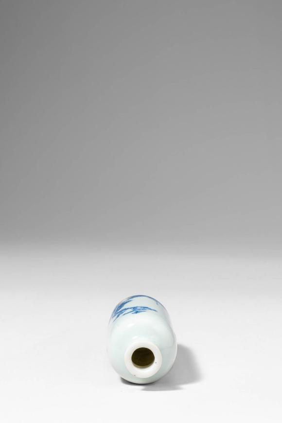 Apollo Art AuctionsQing Dynasty, Ca. AD 1644 - 1912. >
A porcelain snuff bottle of elegant cylindrical form with gen