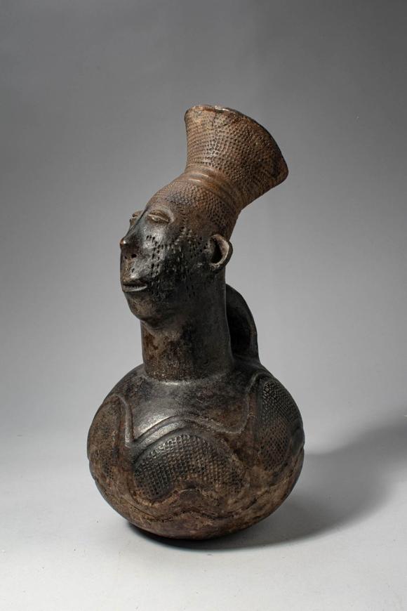 Apollo Art AuctionsDemocratic Republic of the Congo, Ca. early 20th century AD. >
A finely modelled terracotta vesse