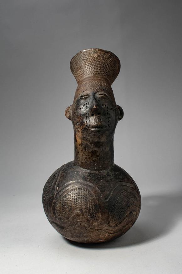 Apollo Art AuctionsDemocratic Republic of the Congo, Ca. early 20th century AD. >
A finely modelled terracotta vesse