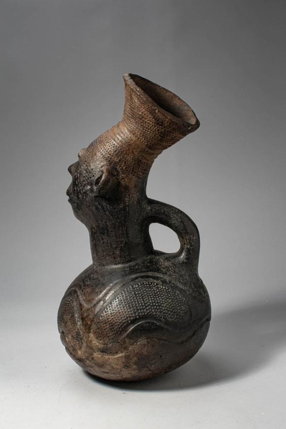 Apollo Art AuctionsDemocratic Republic of the Congo, Ca. early 20th century AD. >
A finely modelled terracotta vesse
