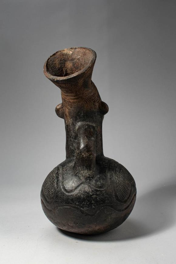 Apollo Art AuctionsDemocratic Republic of the Congo, Ca. early 20th century AD. >
A finely modelled terracotta vesse