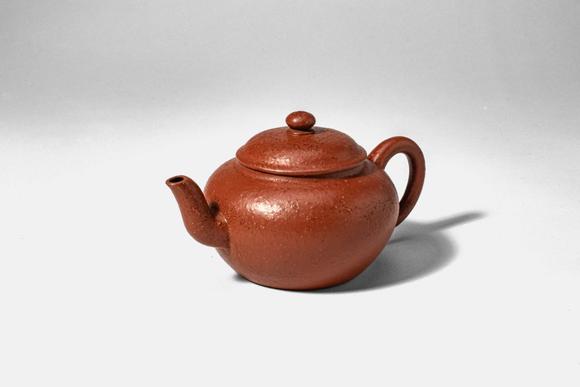 Apollo Art AuctionsQing Dynasty, Ca. AD 1644 - 1912. >
A teapot of a compressed globular form, the rounded body risi