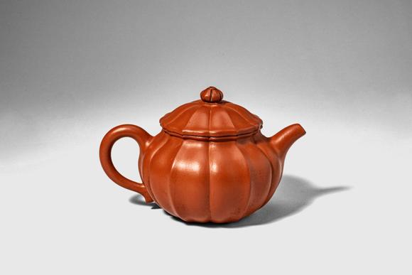 Apollo Art AuctionsQing Dynasty, Ca. AD 1644 - 1912. >
A teapot of a lobed form, the body divided into evenly spaced