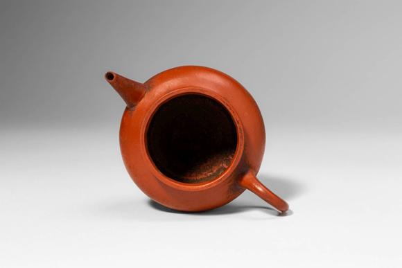 Apollo Art AuctionsCa. 20th century AD. >A Yixing teapot of rounded, compressed globular form, raised on three small