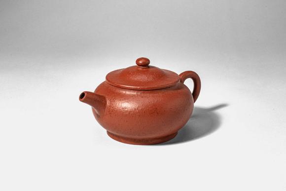 Apollo Art AuctionsQing Dynasty, Ca. AD 1644 - 1912. >
A teapot of a compressed globular form, the rounded body rais