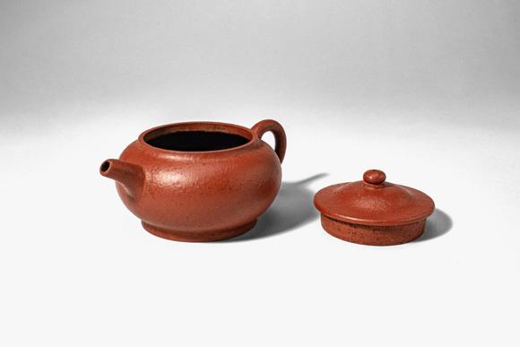 Apollo Art AuctionsQing Dynasty, Ca. AD 1644 - 1912. >
A teapot of a compressed globular form, the rounded body rais