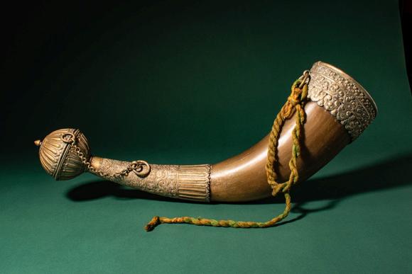 Apollo Art AuctionsCa. 19th century AD. >
A beautiful Tibetan drinking horn (chaang horn), formed from a natural bov