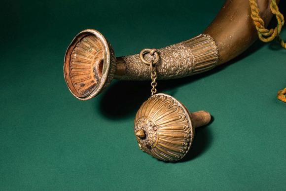 Apollo Art AuctionsCa. 19th century AD. >
A beautiful Tibetan drinking horn (chaang horn), formed from a natural bov