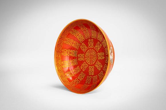 Apollo Art AuctionsTongzhi Period, Qing Dynasty, Ca. AD 1861-1875. >A vibrantly enamelled porcelain dish of shallow