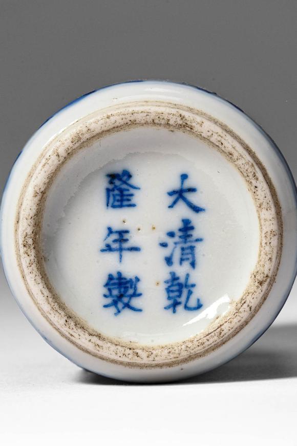 Apollo Art AuctionsQing Dynasty, Ca. AD 1644 - 1912. >
A porcelain snuff bottle of rounded cylindrical form with a s