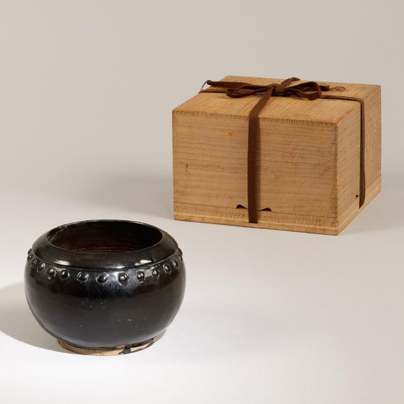 東京飛鳥金-元 黒釉鼓釘紋壺