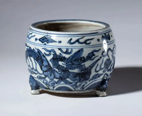 Bertolami Fine ArtA blue and white porcelain tripod vase decorated with dragon figures. China, 20th century.