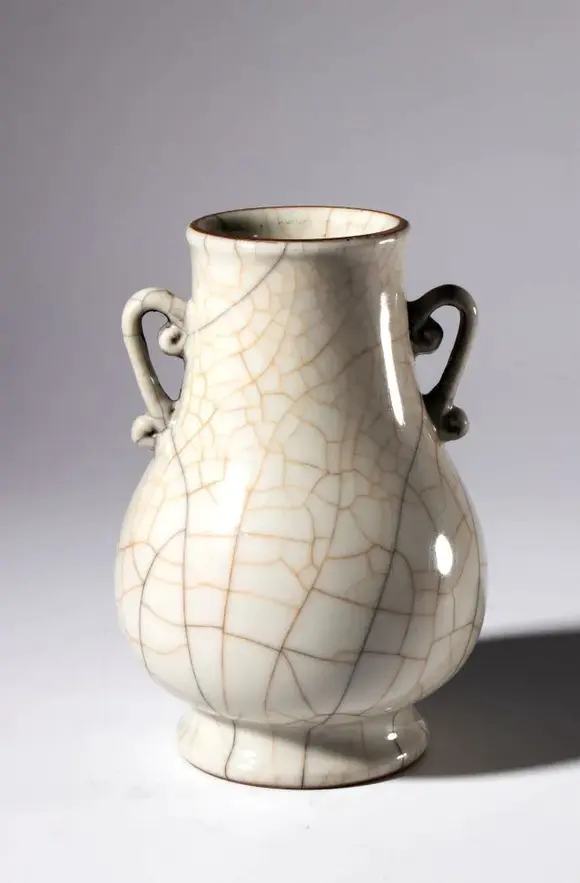 Bertolami Fine ArtA small Ge enamel vase with double handles. China, 20th century.