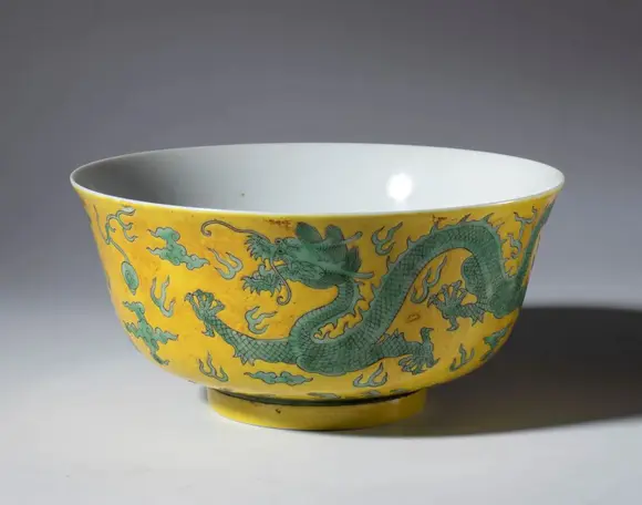 Bertolami Fine ArtPorcelain bowl painted with yellow and green enamels and dragon figures. China, 20th century.