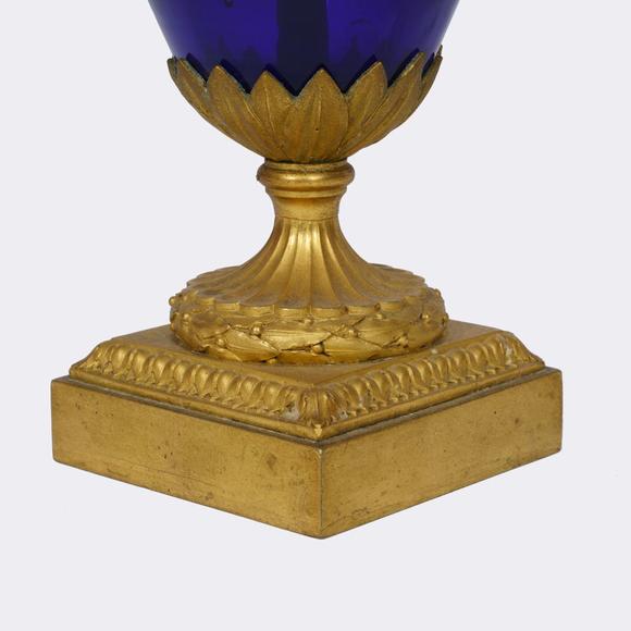 Auktionshaus StahlA Pair of French Vase Decorationswith swan-neck handles.