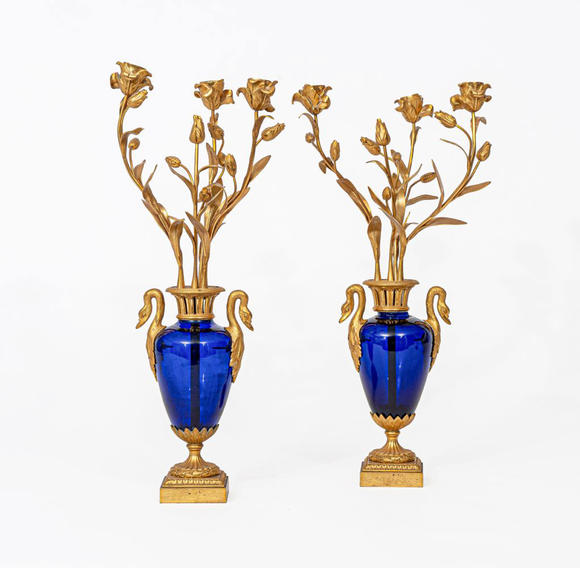 Auktionshaus StahlA Pair of French Vase Decorationswith swan-neck handles.