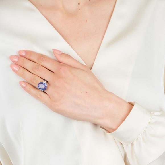 Auktionshaus StahlNatural color-changing Ceylon sapphire ring with diamond trim.