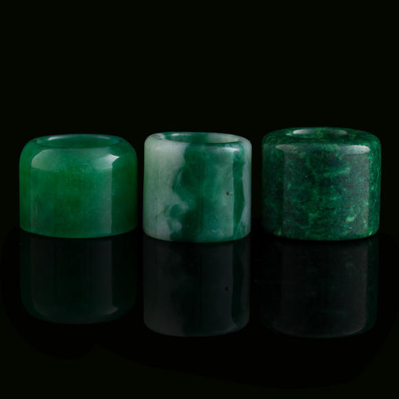 Oakridge Auction Gallery清代 料器、獨(dú)山玉、廣綠玉扳指三個(gè)  A Chinese glass and two jade archer's rings
