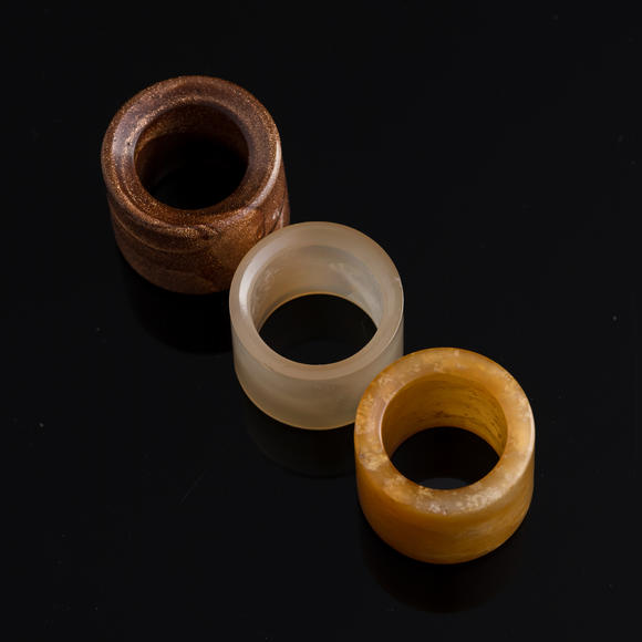 Oakridge Auction Gallery清代 瑪瑙及料器扳指三個(gè)  Two Chinese agate and a glass archer's ring