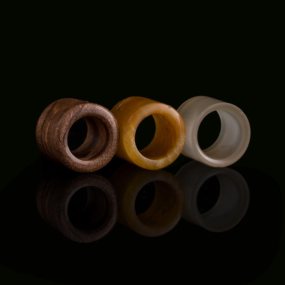 Oakridge Auction Gallery清代 瑪瑙及料器扳指三個(gè)  Two Chinese agate and a glass archer's ring