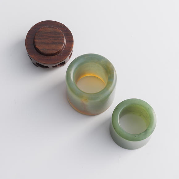 Oakridge Auction Gallery清代 翡翠扳指及碧玉扳指（附木座）  A Chinese jadeite and a spinach jade archer's ring