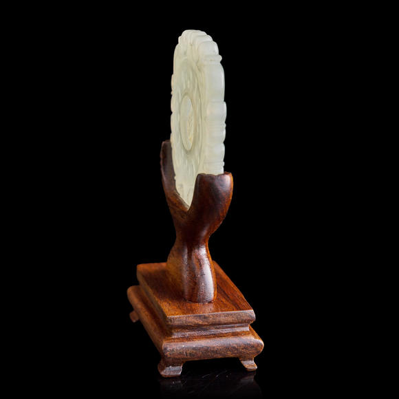 Oakridge Auction Gallery十八世紀(jì) 白玉轉(zhuǎn)心佩（附木座）  A Chinese carved white jade rotating-center pendant