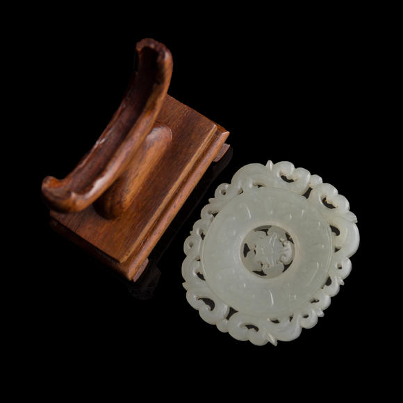 Oakridge Auction Gallery十八世紀 白玉轉心佩（附木座）  A Chinese carved white jade rotating-center pendant