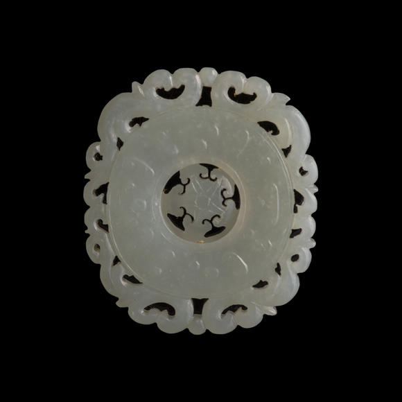 Oakridge Auction Gallery十八世紀 白玉轉心佩（附木座）  A Chinese carved white jade rotating-center pendant