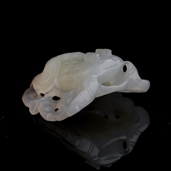 Oakridge Auction Gallery十九世紀(jì) 白玉雕蛙掛墜  A Chinese carved white jade pendant of a frog