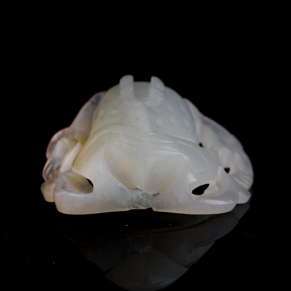 Oakridge Auction Gallery十九世紀(jì) 白玉雕蛙掛墜  A Chinese carved white jade pendant of a frog